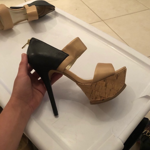 JS Black and Tan Heels New - Picture 3 of 4